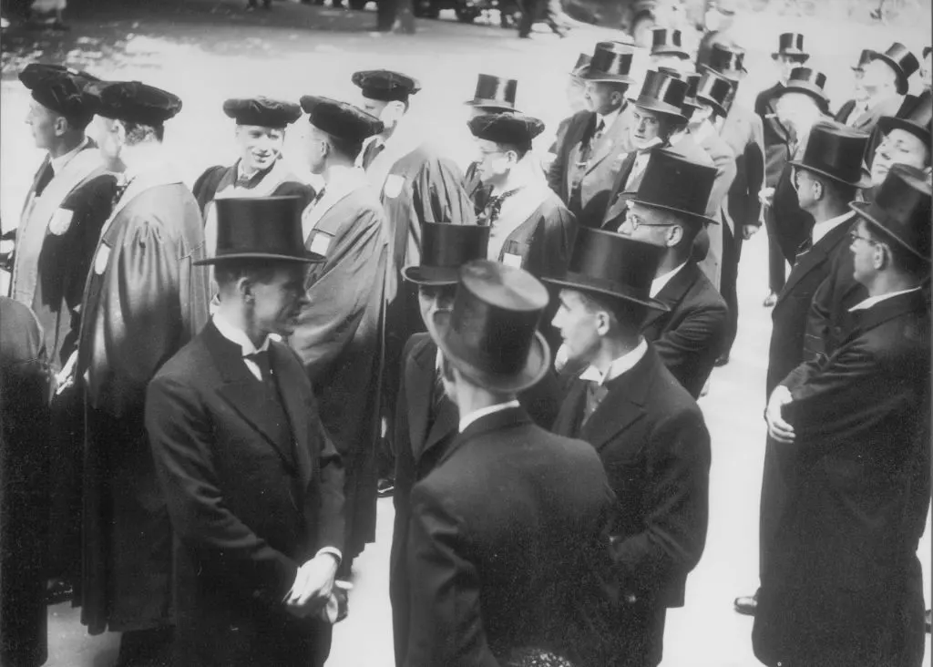 Universitätsdozenten auf dem Münsterplatz nach dem Festakt zur Einweihung des neuen Kollegienhauses am 10. Juni 1939