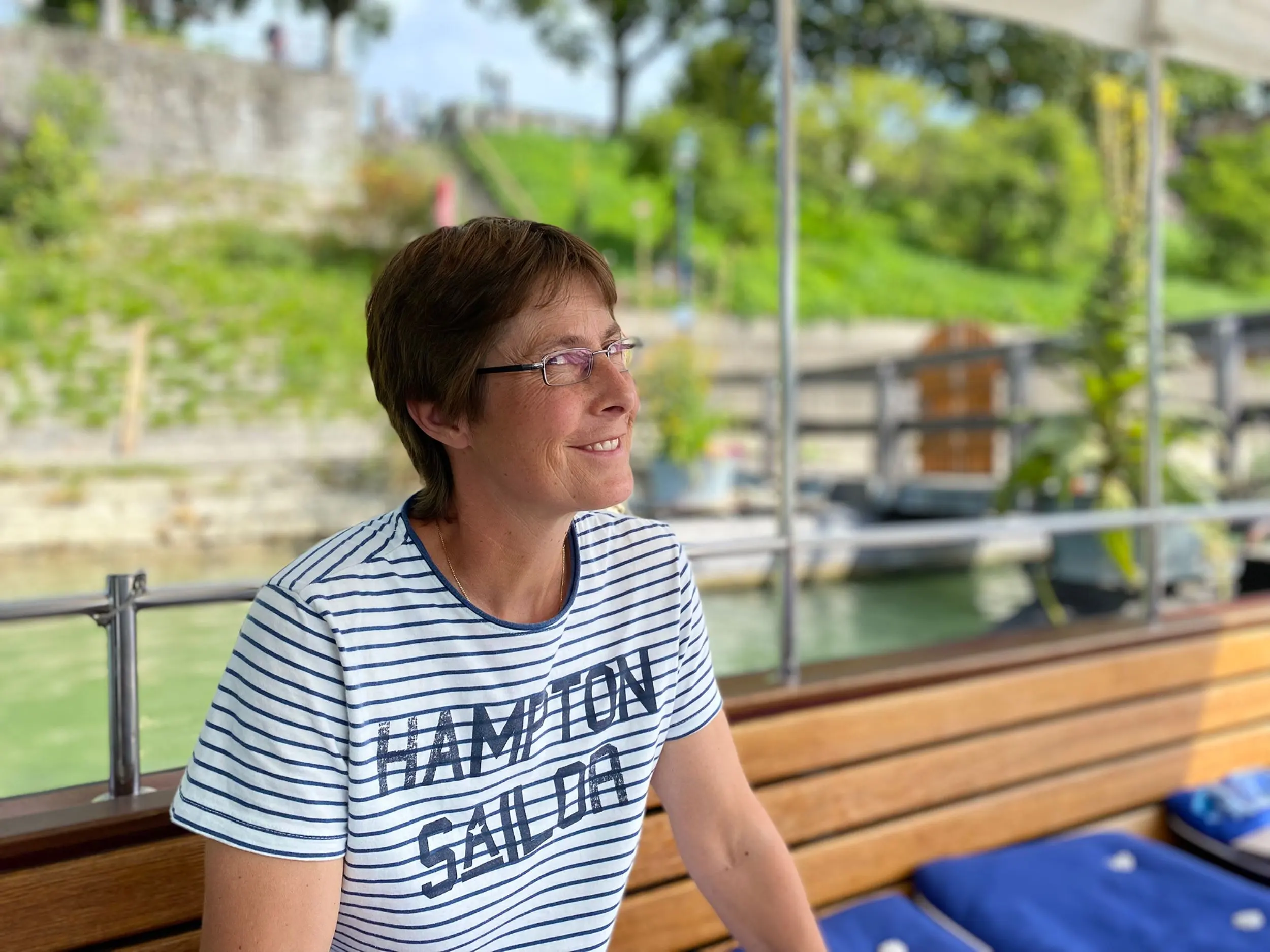 Rosi Tiefenthal sitzt auf einer Bank auf der Fähre