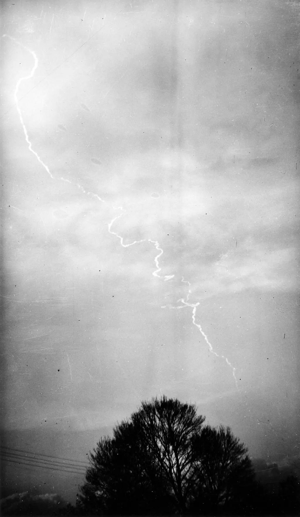 Leuchtgeschosse erhellen den Himmel über Riehen