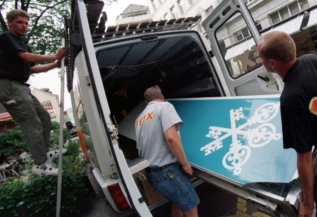 Die alten Schilder des Schweizerischen Bankvereins werden in ein Auto geladen