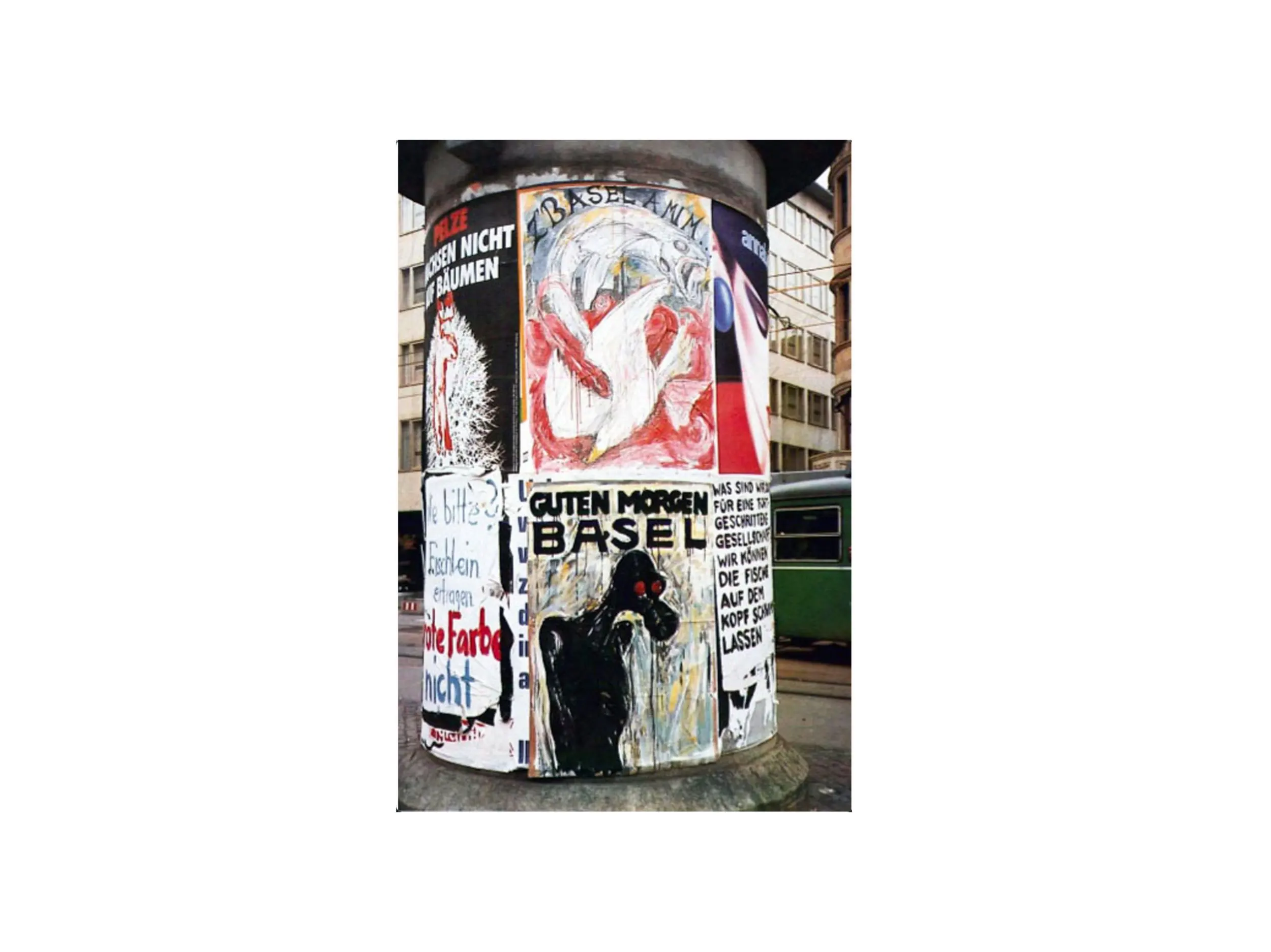 Selbst gestaltete Plakate hängen auf Werbeflächen