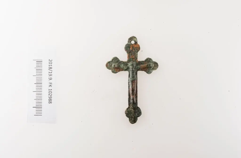 Bei den Skeletten, die 2019 ausgegraben wurden, fand sich dieser Kreuzanhänger, der Ende 18./19. Jahrhundert datiert.