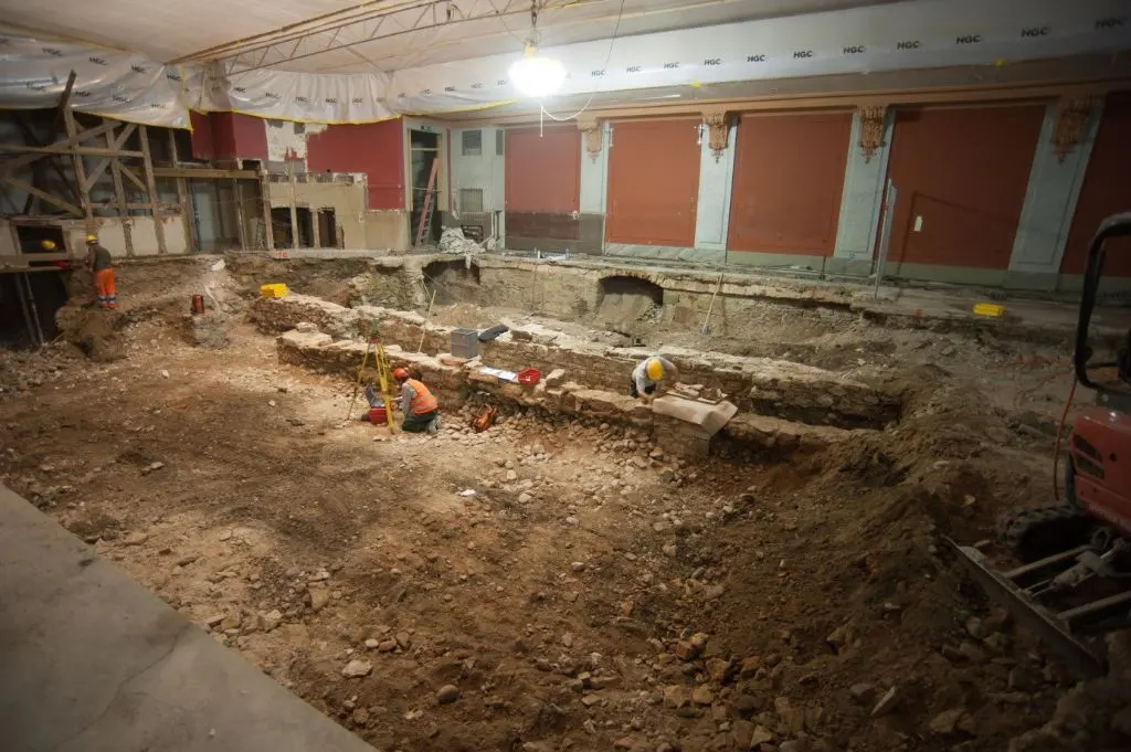 Die jüngsten Befunde gehörten zum Kaufhaus des 19. Jahrhunderts. Die Fundamente des langgezogenen Verwaltungsbaus zeigten sich bereits wenige Dezimeter unter dem Parkett des Musiksaals