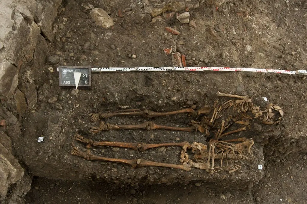 Zwei von rund 260 Bestattungen im Musiksaal