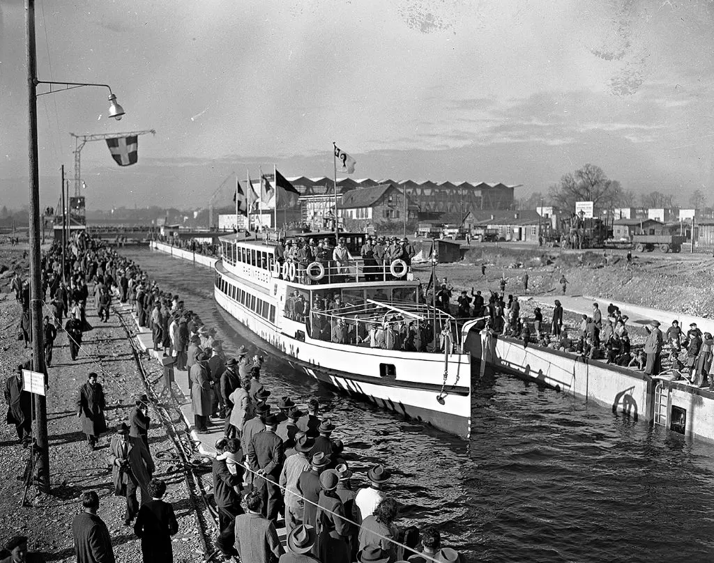 Die MS Rheinfelden passiert am 12. November 1954 als erstes Schiff die Schleuse