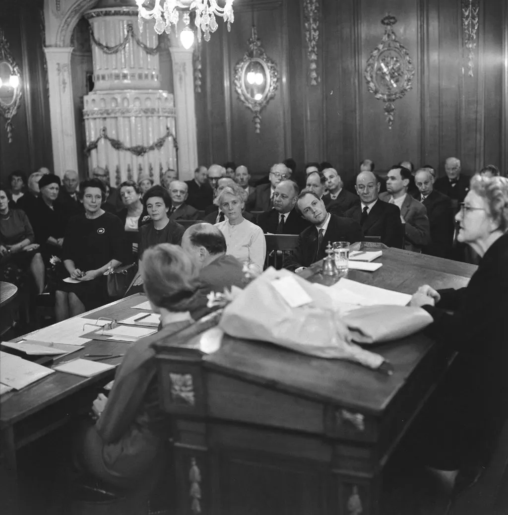 Alterspräsidentin Elisabeth Vischer-Alioth eröffnet die Sitzung