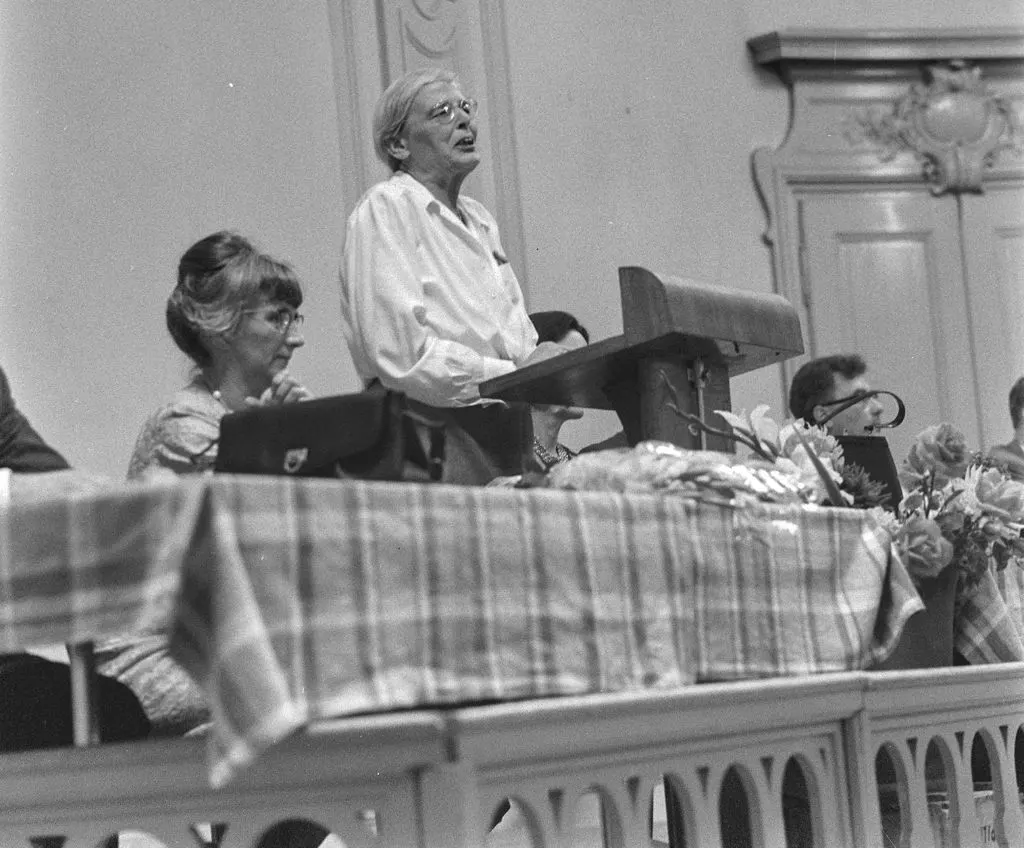 Fotografie: Frau an einem Rednerpult