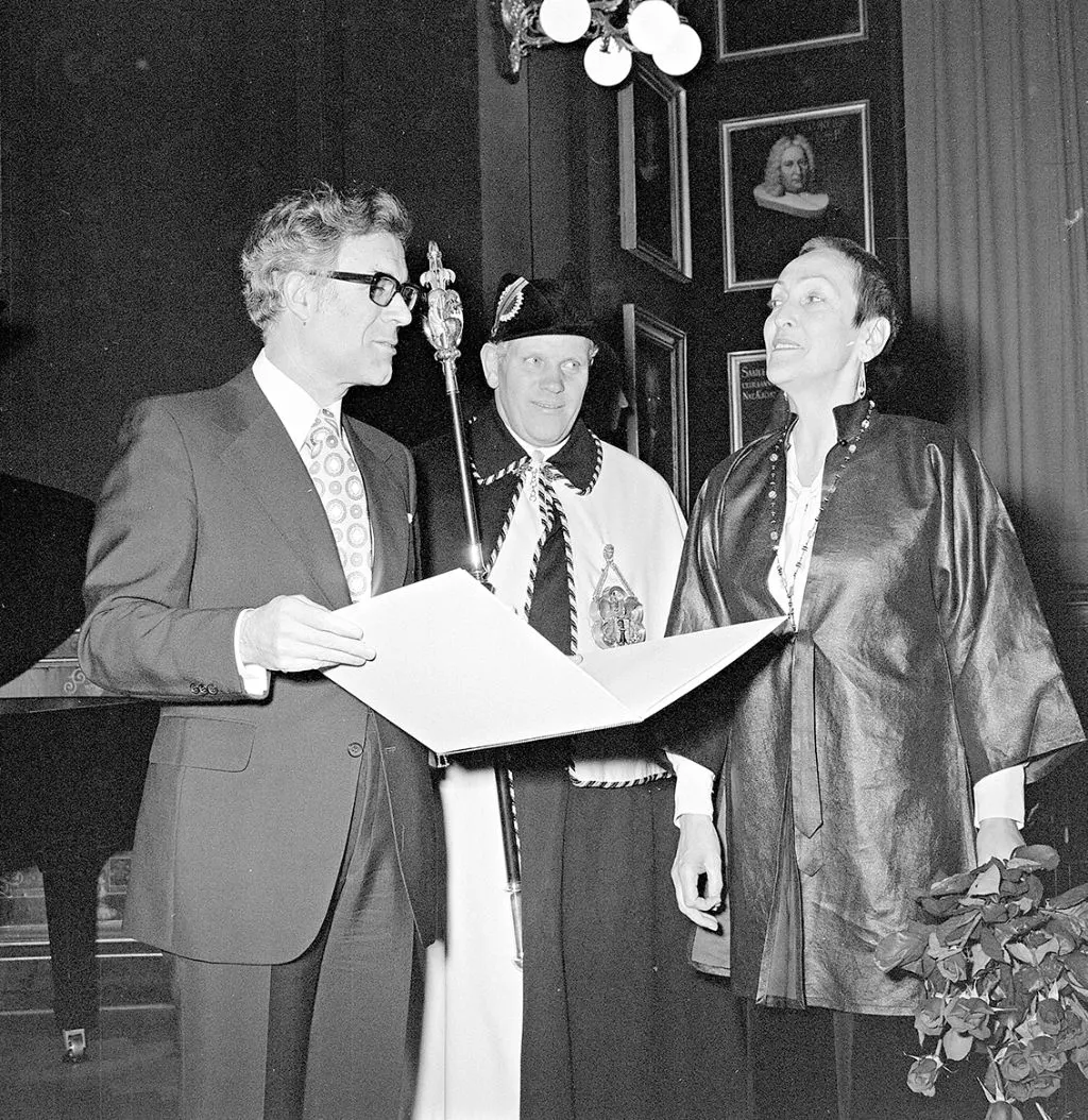 Meret Oppenheim 1975 bei der Verleihung des Kunstpreises der Stadt Basel mir Regierungspräsident Eugen Keller