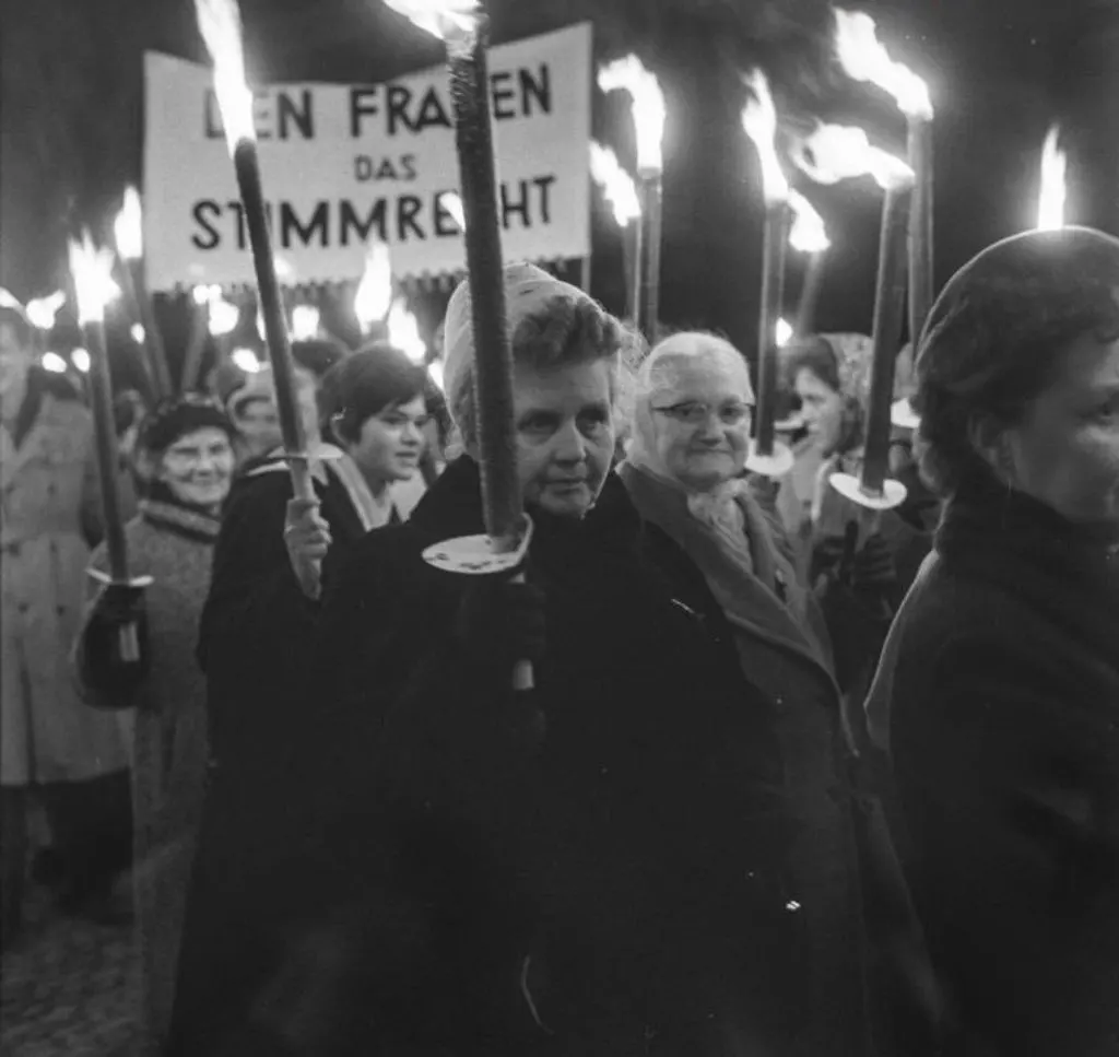 Fotografie: Frauen halten Fakeln