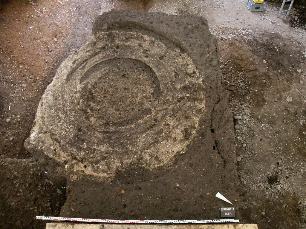 Reste des mittelalterlichen mechanischen Mörtelmischers auf der Grabung