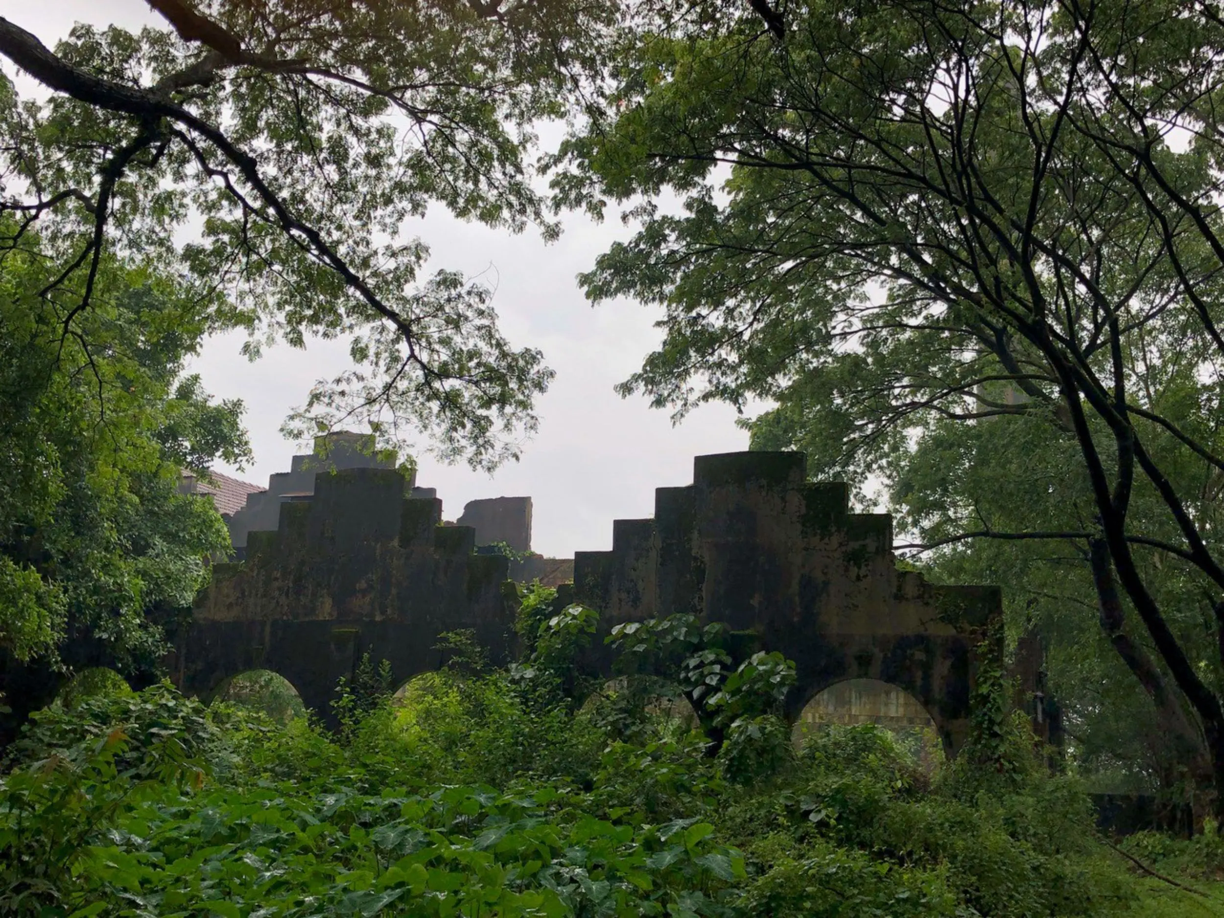 Gebäudereste und Kamin auf dem Gelände der ehemaligen Ziegelei der Basler Mission