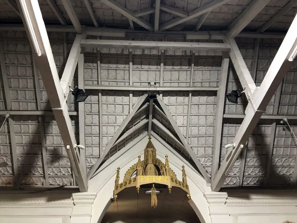 Basel Mission Dachziegel mit neogotischem Masswerkdekor in der CSI Shanti Kirche in Mangalore, Karnataka, Indien