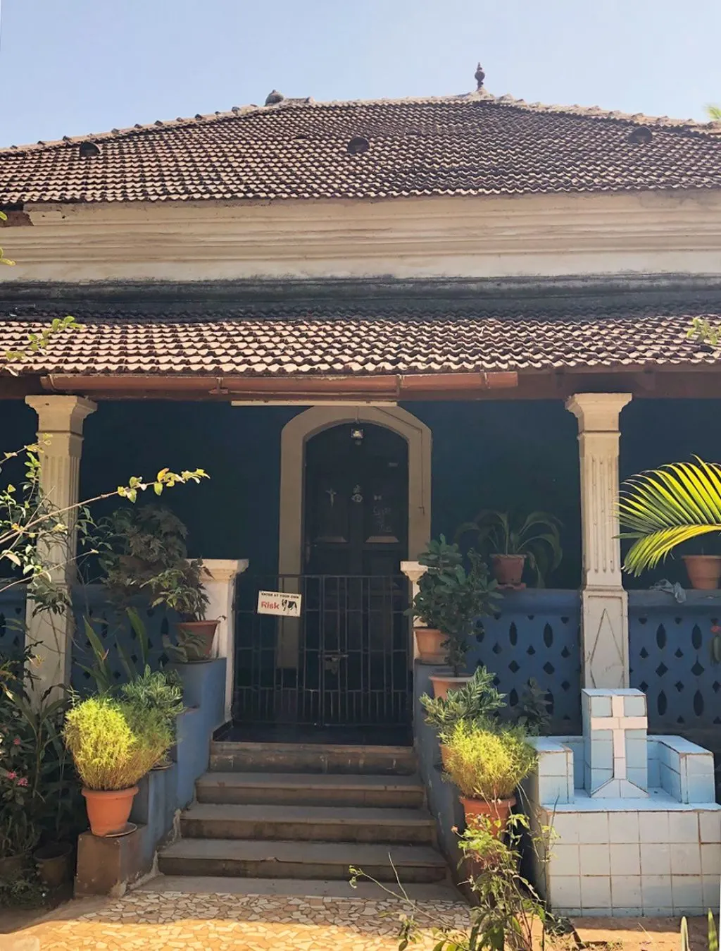 Dekorativer Dachabschluss auf einen Haus neben der Alten Post in Caranzalem, Goa, Indien
