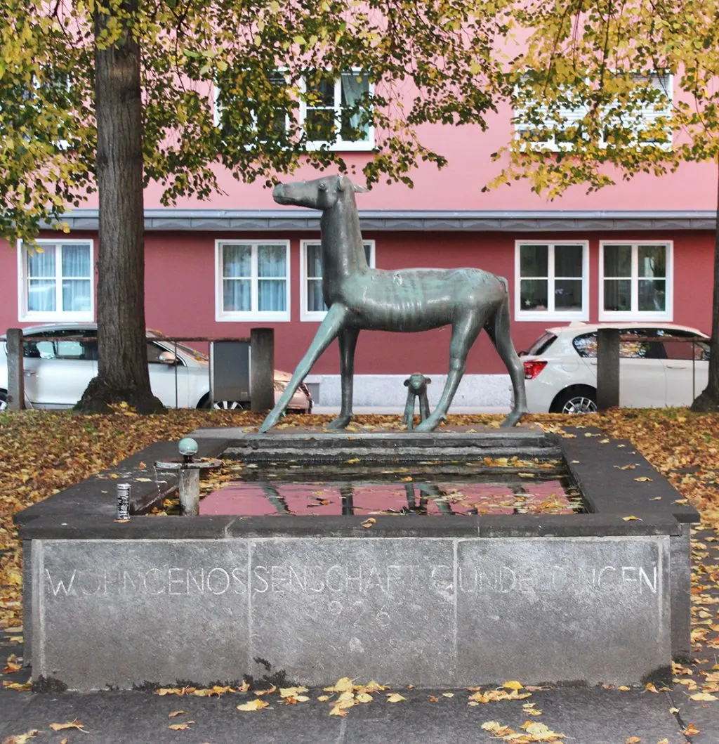 Brunnen mit Plastik von Max Wilde im Wohnhof