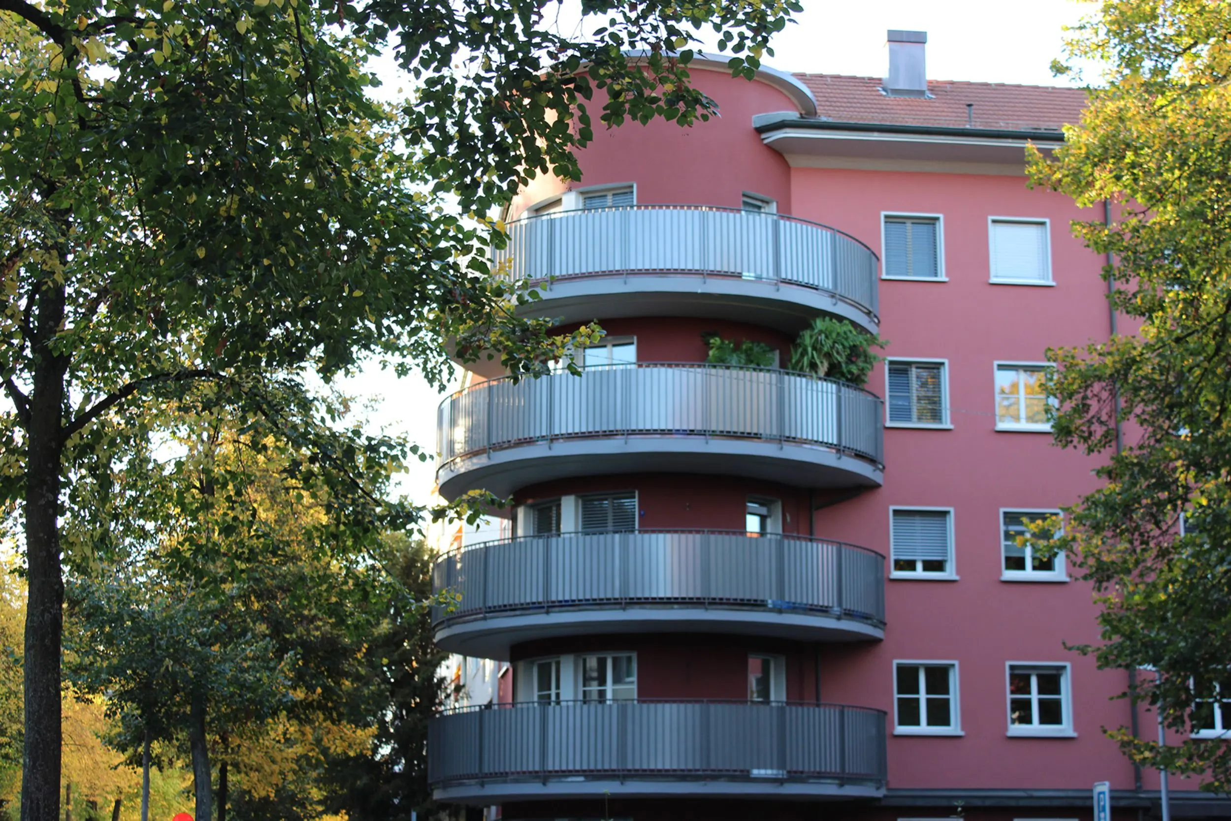 Ein rotes Wohnhaus der Wohngenossenschaft