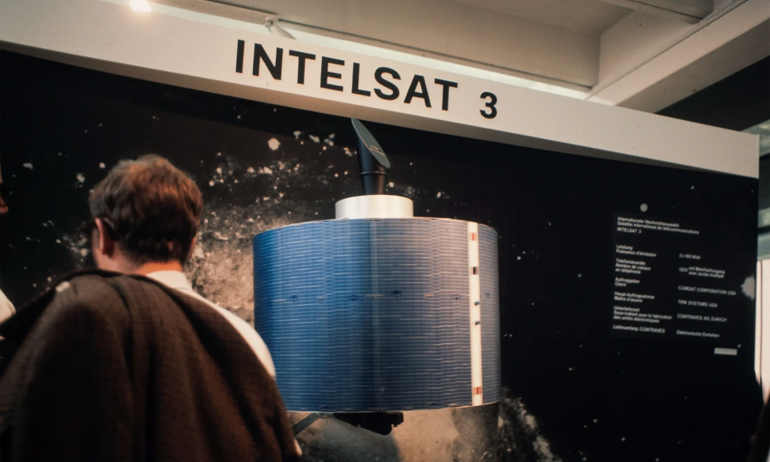 Eine Person steht an einem Stand an der Muba Basel 1968