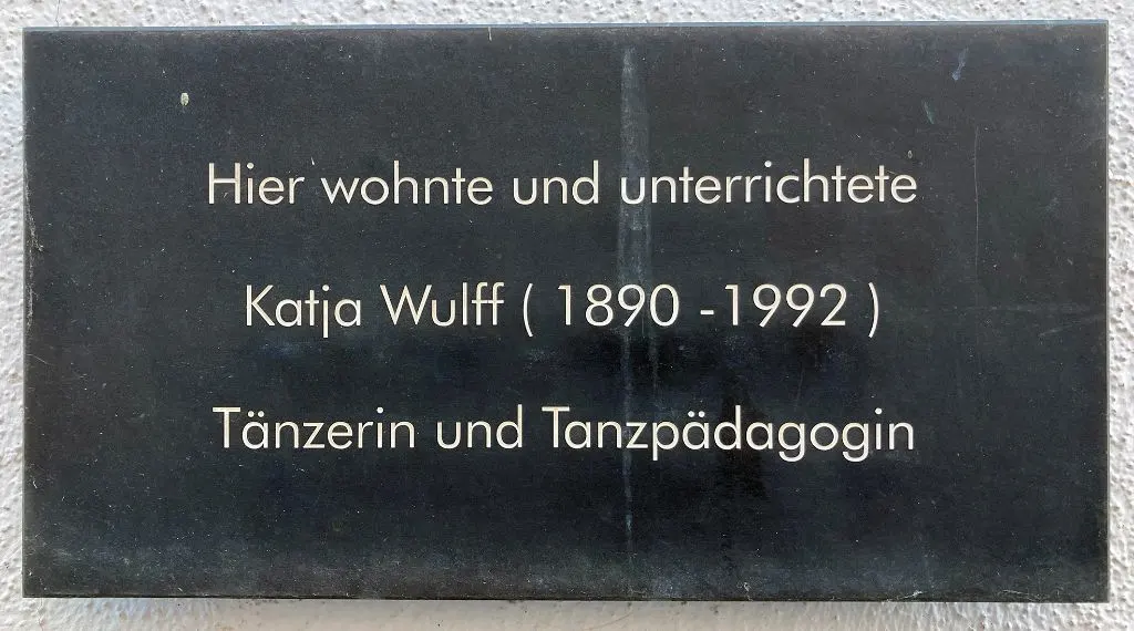 Eine Gedenktafel an der Augustinergasse 3 erinnert an Katja Wulff und ihre Pionierrolle für den freien Tanz in Basel