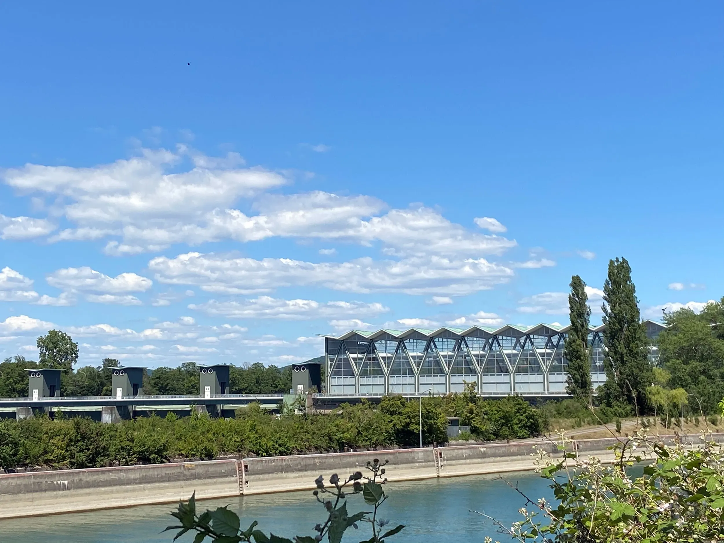 Das Kraftwerk, seitlich fotografiert