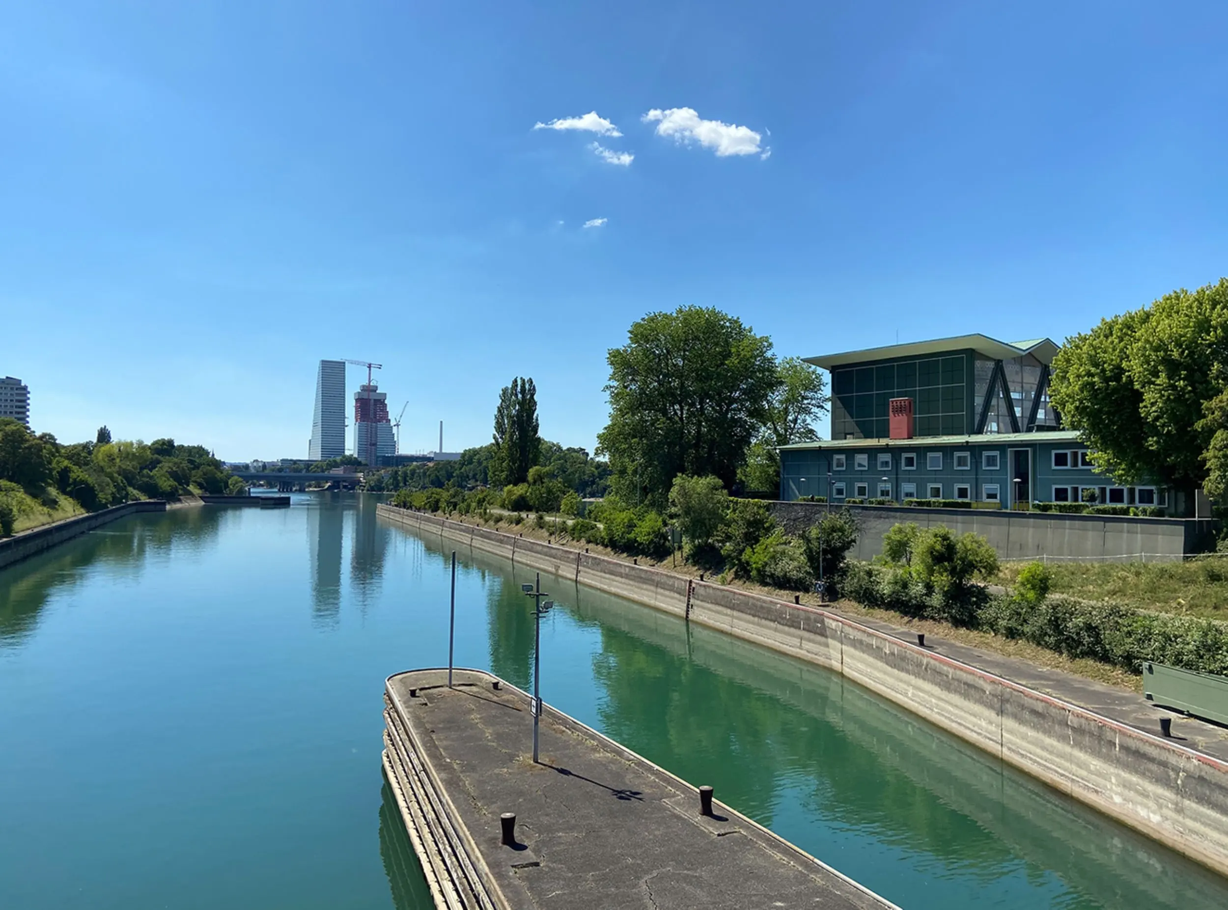 Blick von der Brücke Richtung Roche-Towers