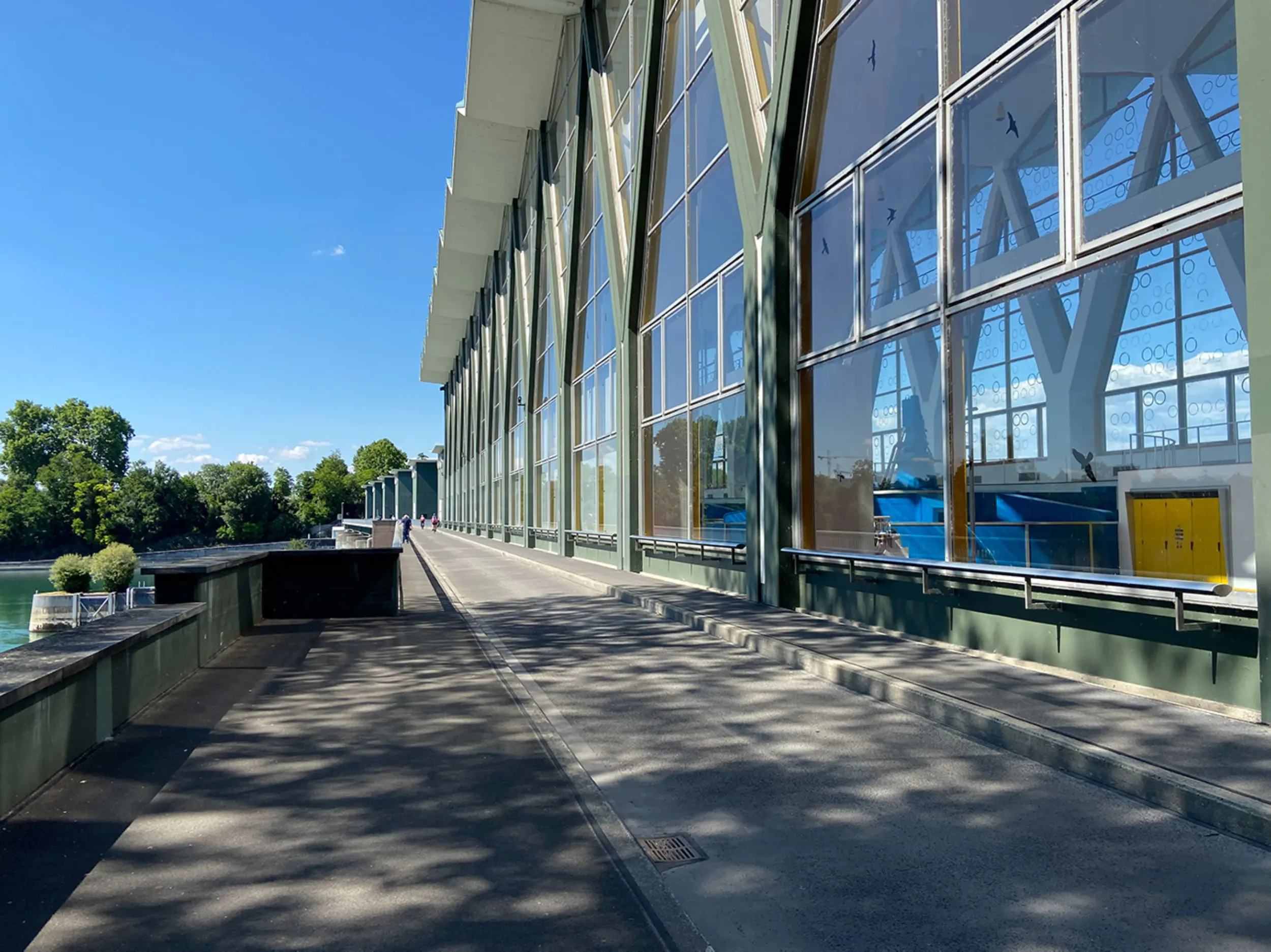 Blick auf die Brücke des Kraftwerkes