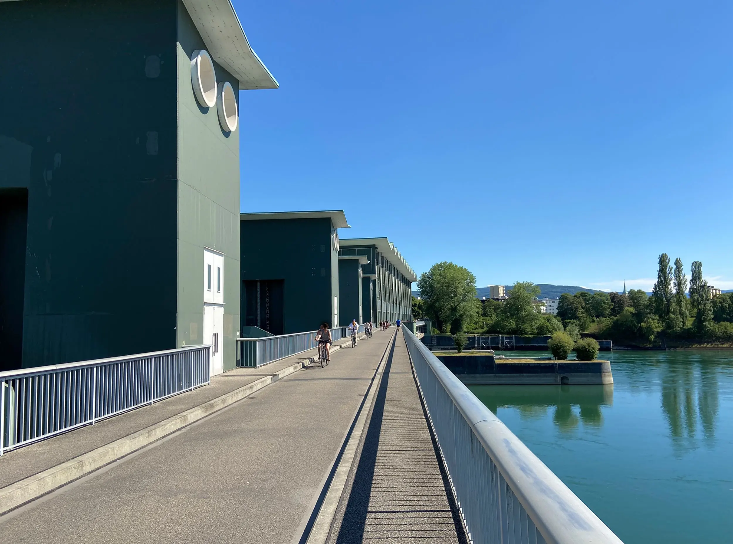 Seitenansicht der Brücke