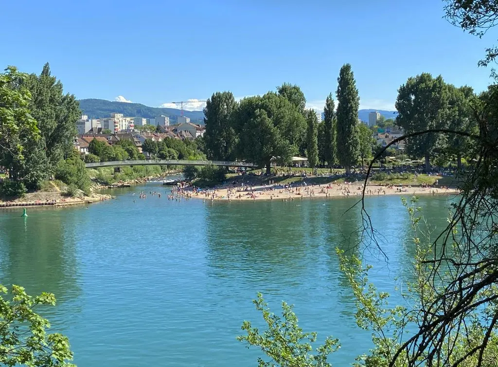 Der 74 Meter lange Birskopfsteg zwischen Birsfelden (linke Brückenseite) und Basel (rechte Brückenseite)