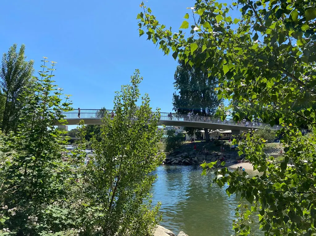 Seit 2012 führt ein neuer Steg über die Birs