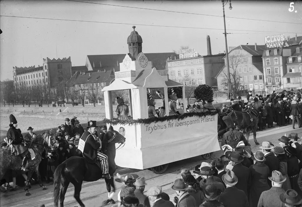 Fotografie: Fasnachtsumzug mit Pferden auf der Mittleren Brücke 1959