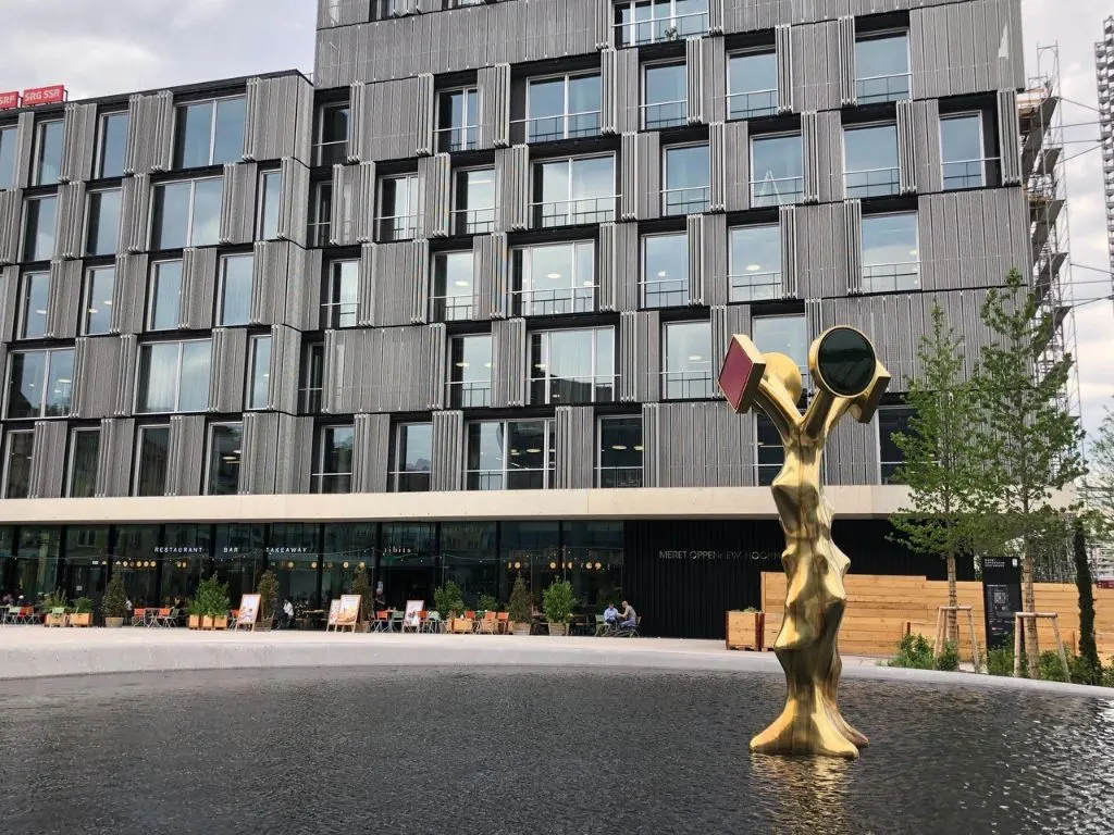 Der Meret-Oppenheim-Brunnen mit der Skulptur