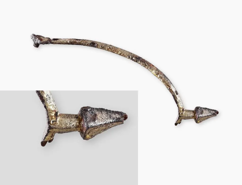 Unscheinbar doch kostbar: Der feingliedrige, silberplattierte und vergoldete Reitsporn von der Burg Altenberg bei Füllinsdorf