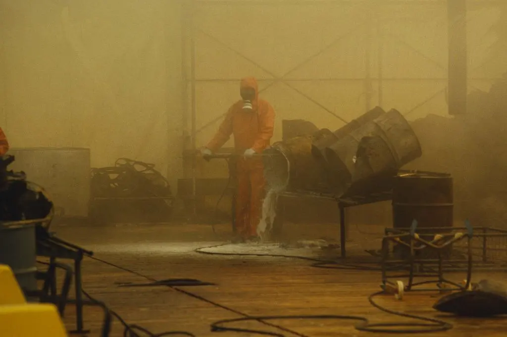 Aufräumarbeiten in Schweizerhalle nach dem Brand, November 1986