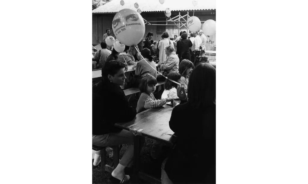 Frauenstreik im Horburg-Park, Basel. Frauen und Kinder sitzen an den Tischen im Freien