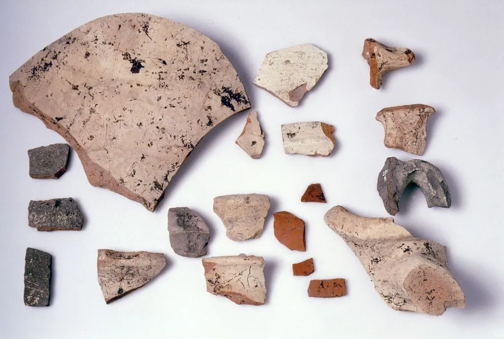 Importe aus dem Mittelmeerraum in spätrömischer Zeit: feines Tafelgeschirr - sogenannte Sigillata - und Amphoren aus Nordafrika, Amphoren aus Ephesos (Türkei) und Amphoren aus Südspanien