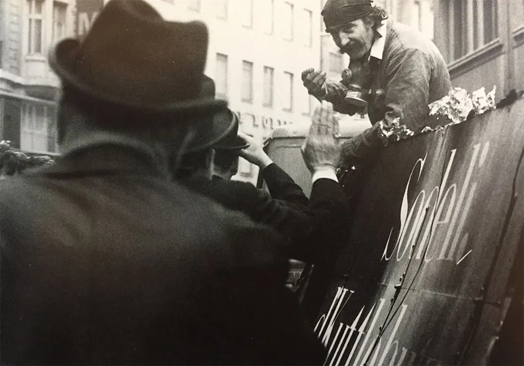 Sprengmeister Tinguely kriecht nach gelungener Aktion aus seinem Sarg