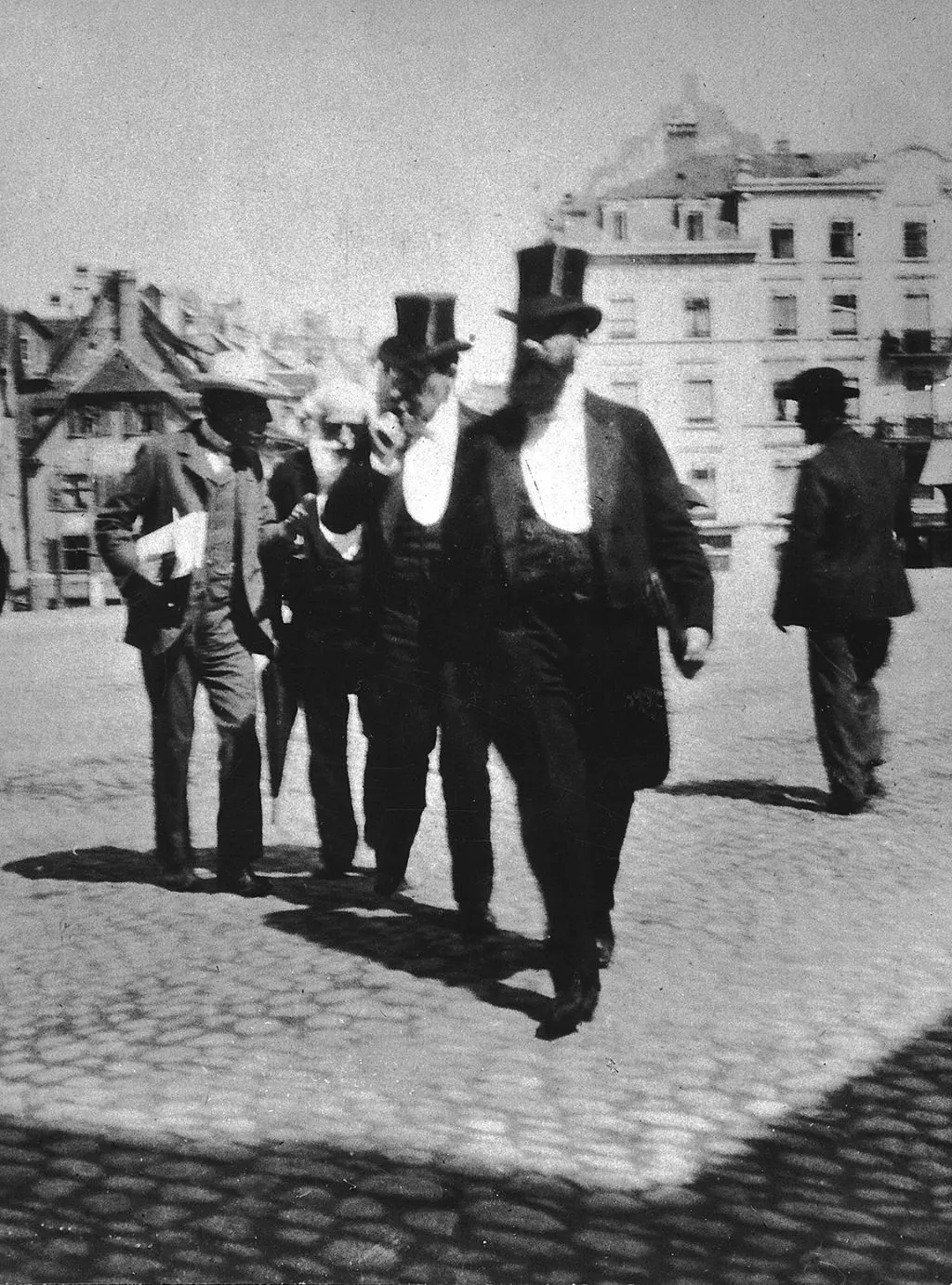 Theodor Herzl überquert den Barfüsserplatz auf dem Weg ins Stadtcasino, 1897