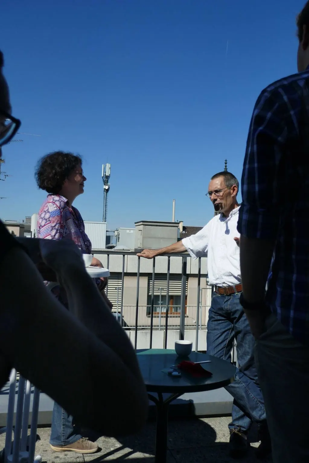 Peter Andrew Schwarz und Claudia Moddelmog lernen sich in luftiger Höhe kennen.