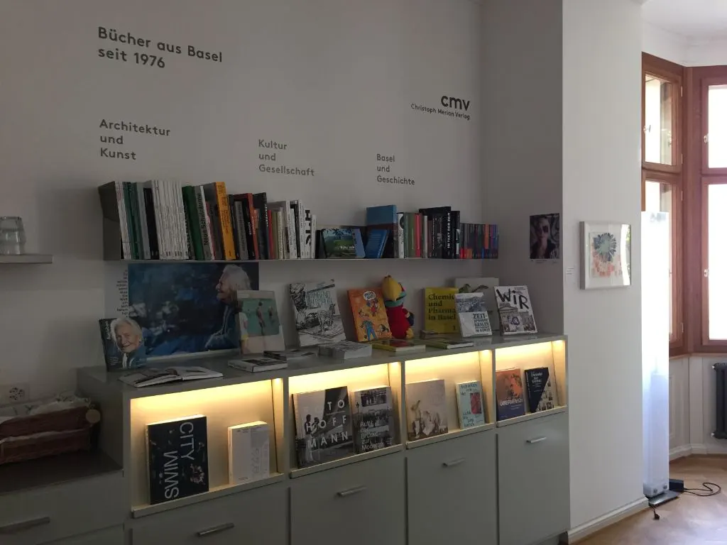 Bücherregal im Verlagshaus