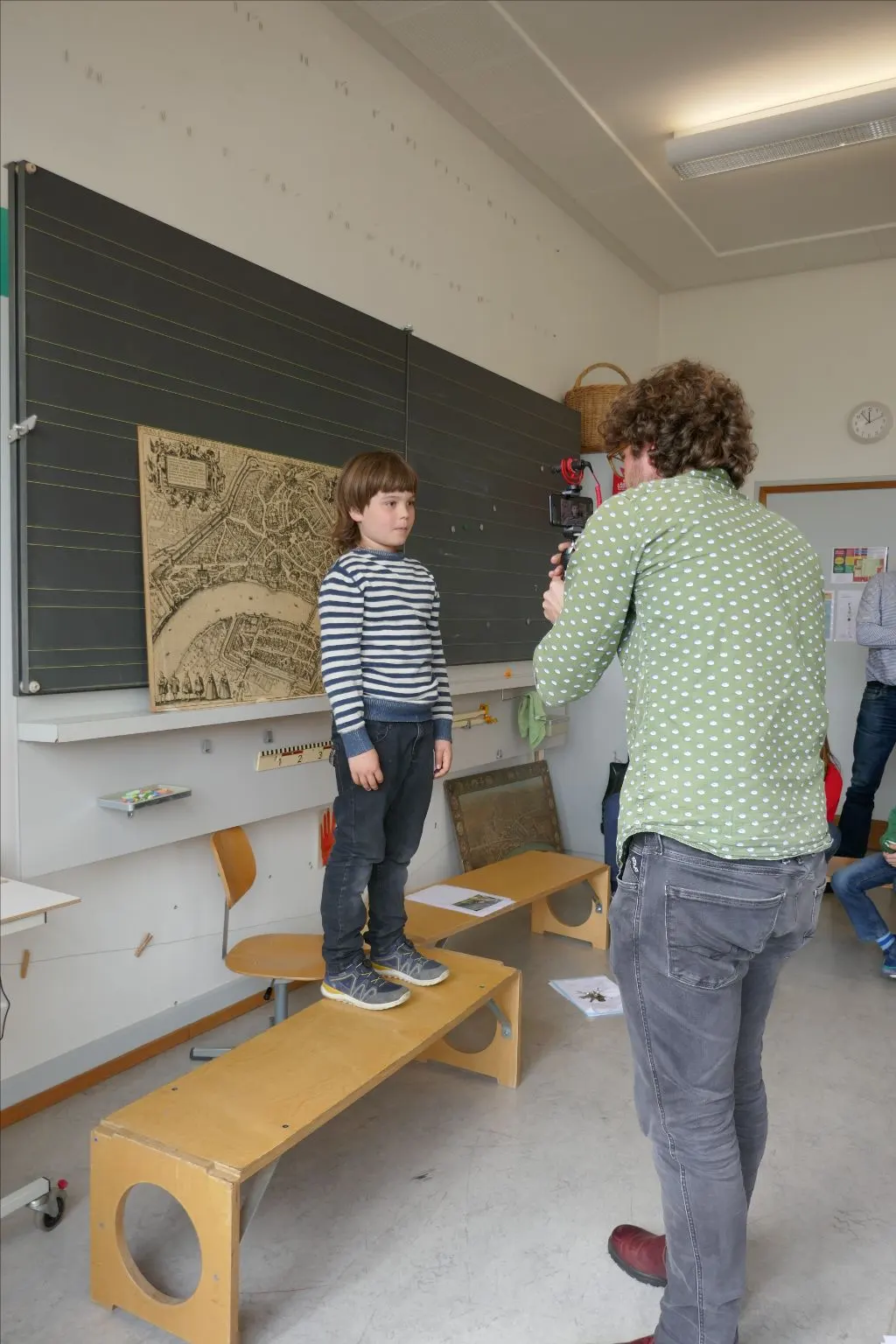 Ein Kind steht für eine Nahaufnahme bereit