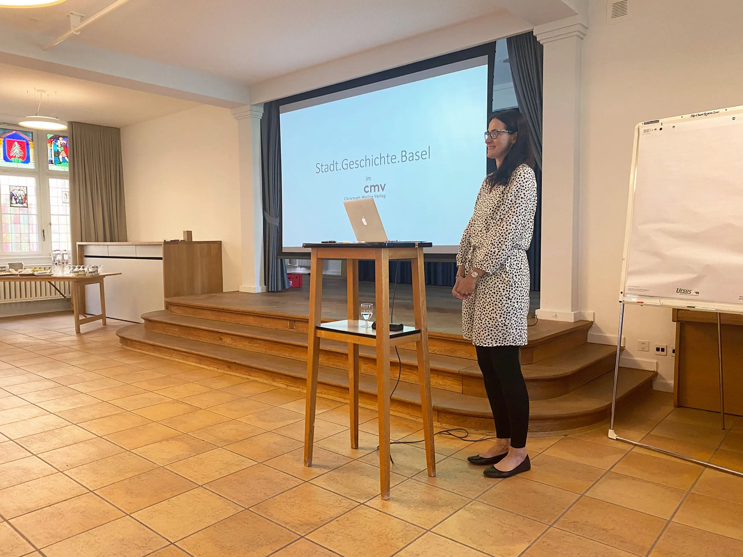 Ein Mitglied von Stadt Geschichte Basel hält einen Vortrag an der Retraite