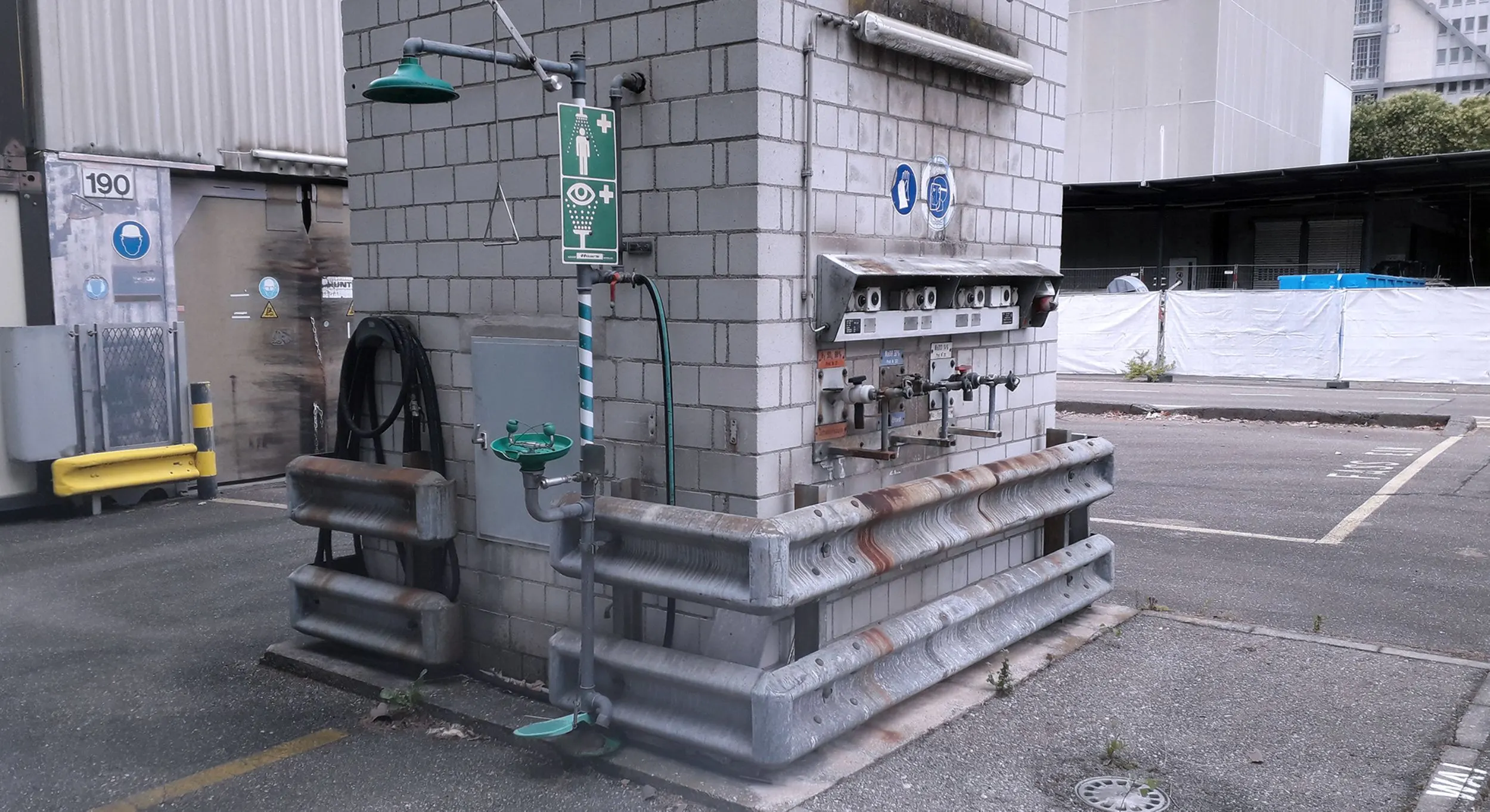 Säure-Abfüllstation im Werk Klybeck Ciba-Geigy mit Notfalldusche bei Verätzungen