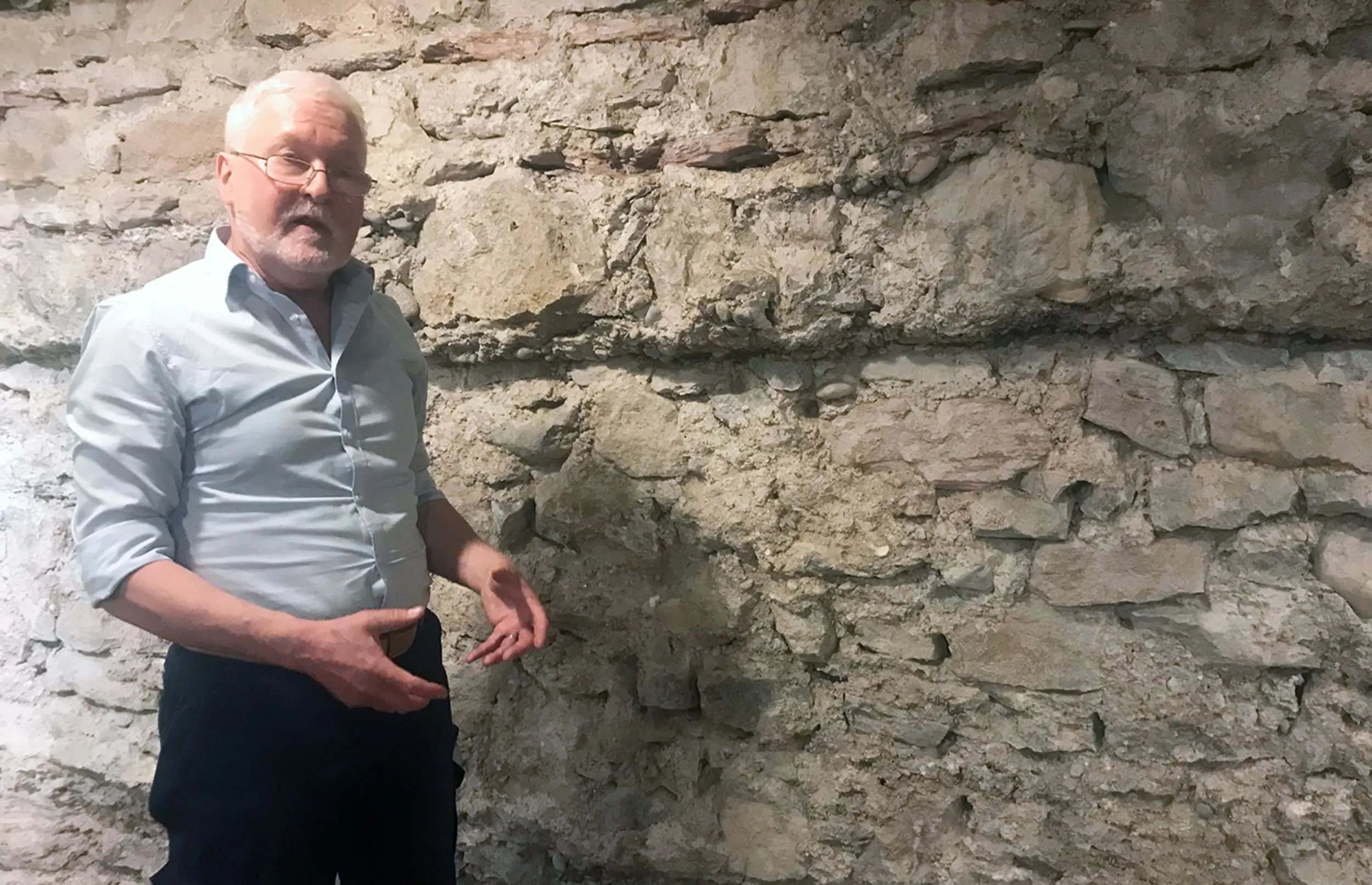 Christoph Matt vor den Resten der alten Stadtmauer am Leonhardsgraben