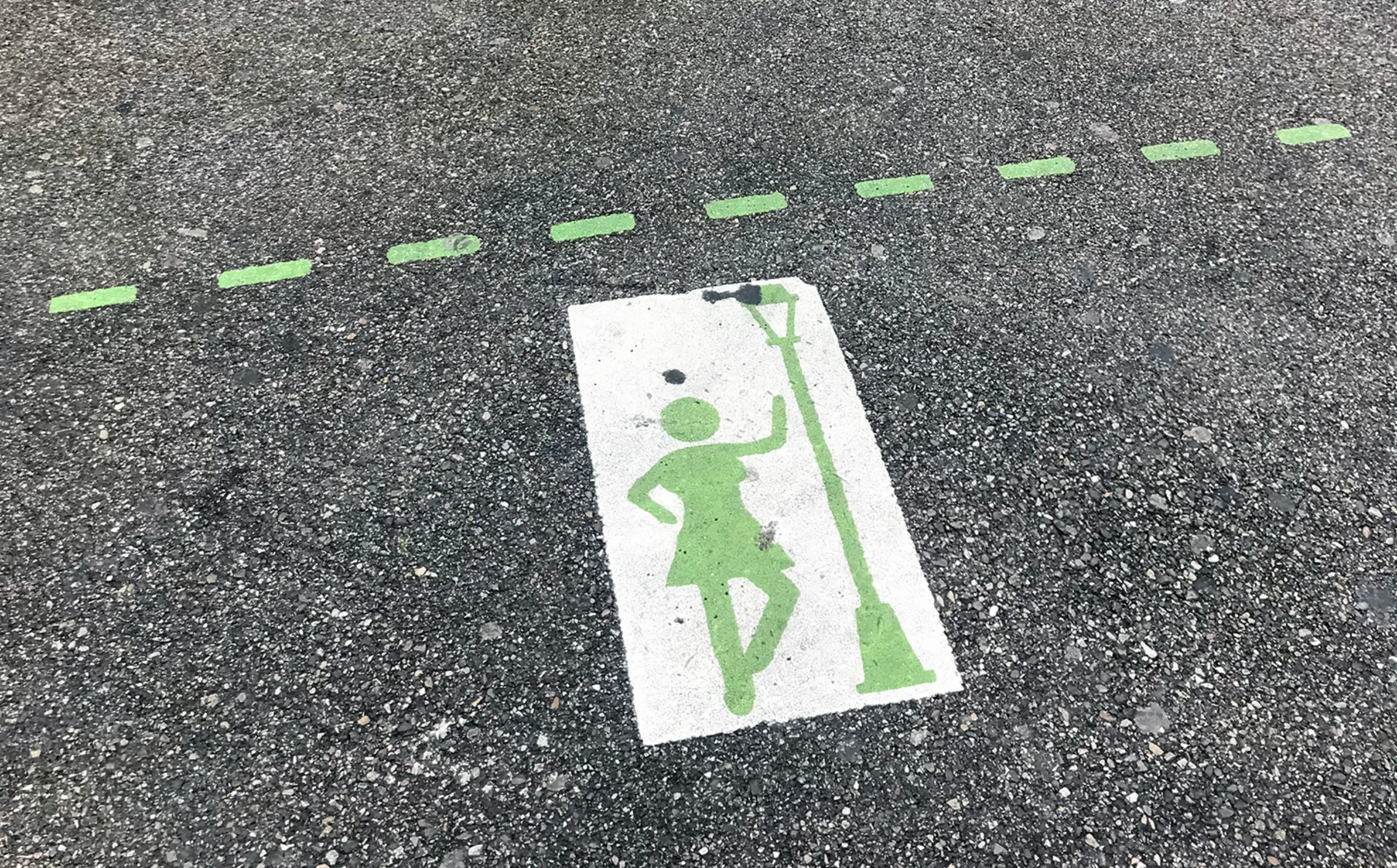 "Toleranzzonen"-Signet bei der Webergasse