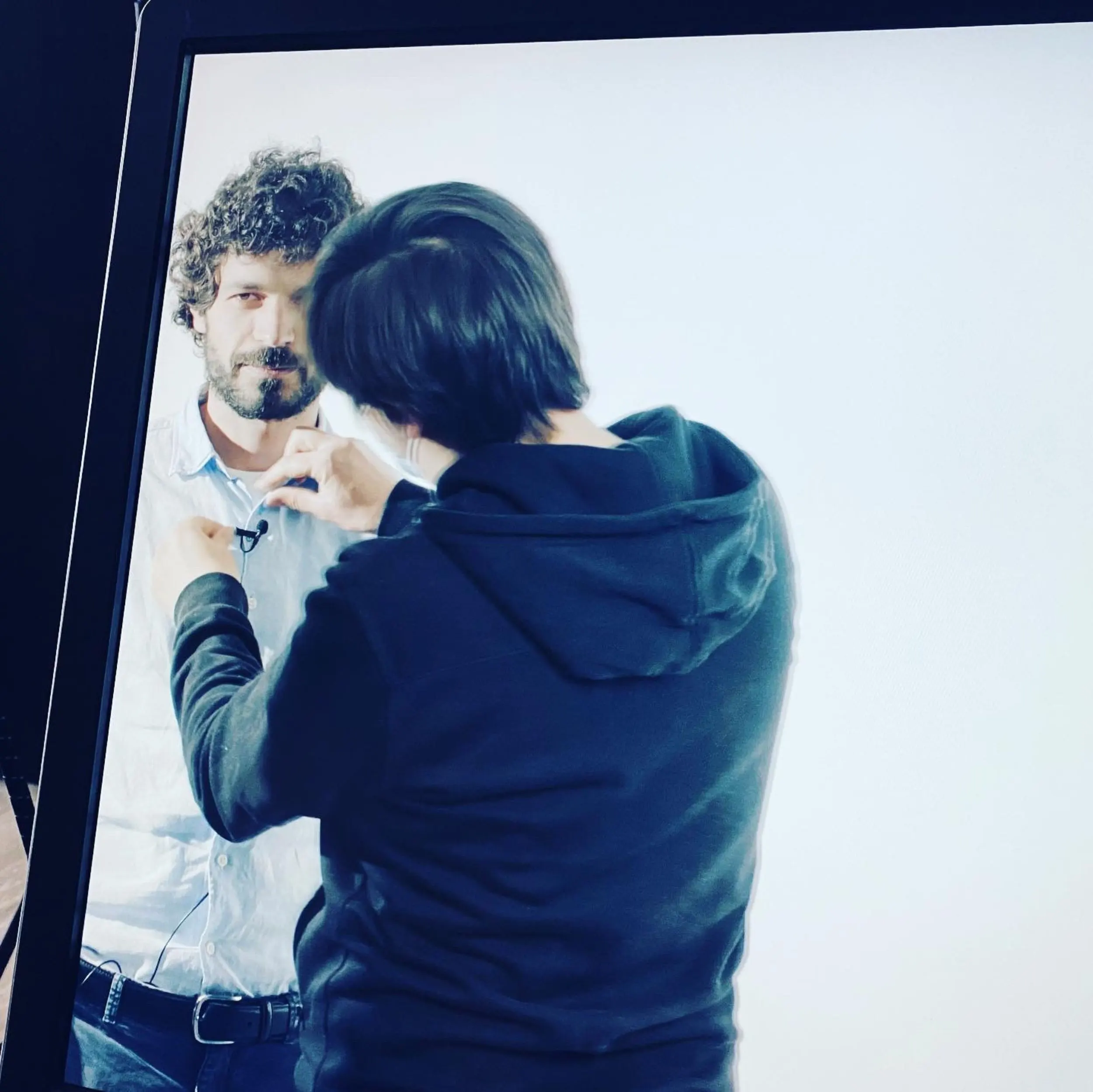 Daniel Sidler, Mitautor von Band 4 (1510-1805) bekommt ein Mikro