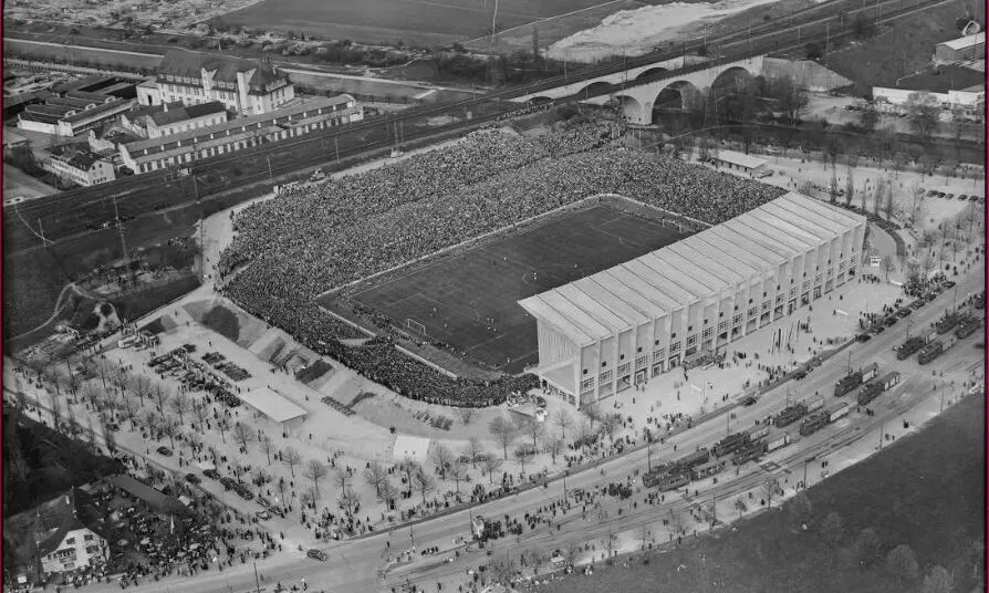 Das Joggeli-Stadion in der Vogelperspektive während des Fussballspiels von 1954