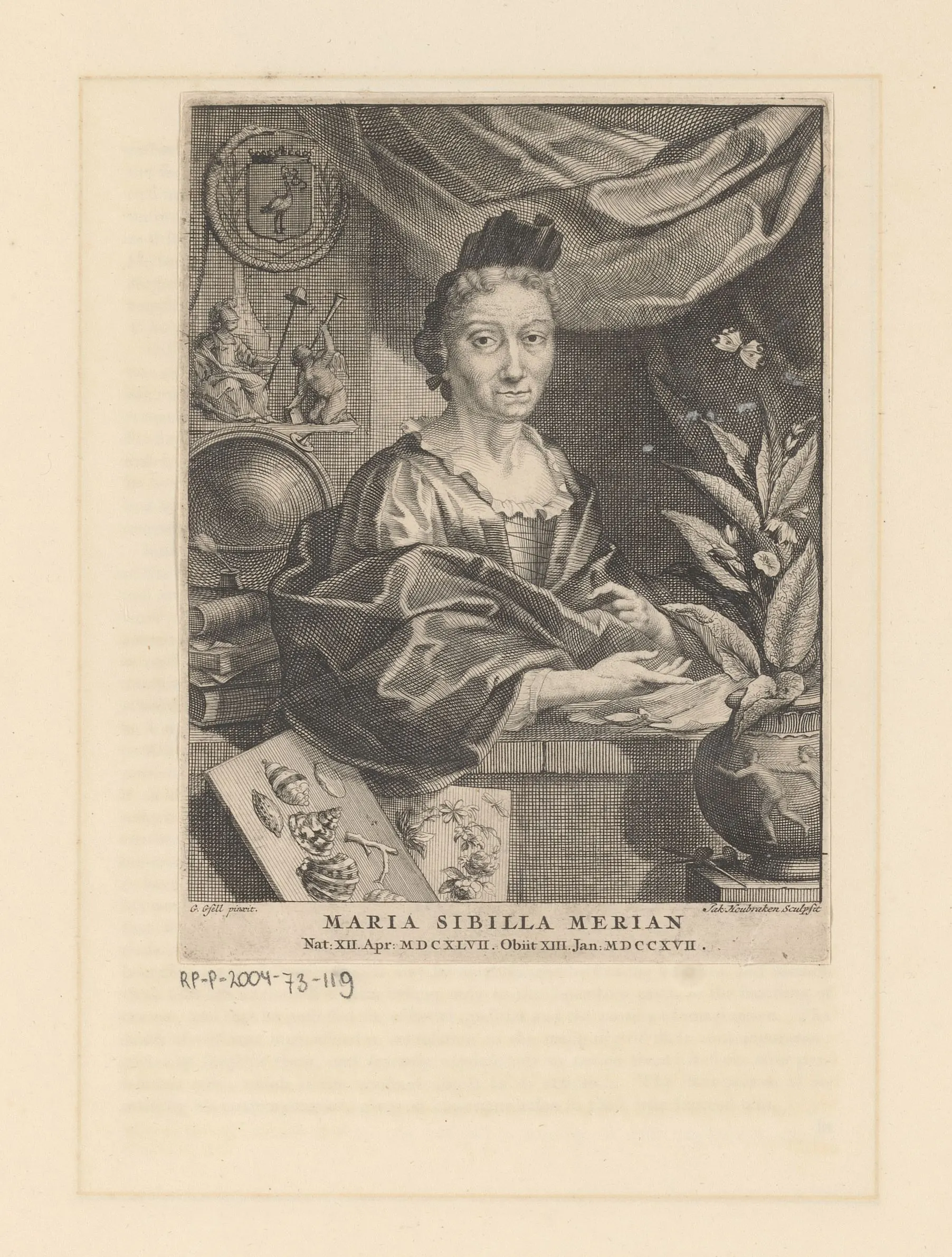 Das schwarz-weiss Porträt zeigt die Naturforscherin Maria Sibylla Merian in einem Zimmer. Es wurde auf einem mittlerweile vergilbten Papier gedruckt. Ein Blatt Papier liegt vor ihr. Auf der rechten Seite befindet sich ein Topf mit einer Pflanze. Links sind ihre Studien von Pflanzen und Muscheln abgebildet. An der Mauer im Hintergrund hängt das Wappen von Den Haag. Am unteren Bildrand ist der Name der Künstlerin notiert, sowie ihre Lebensdaten in römischen Ziffern.