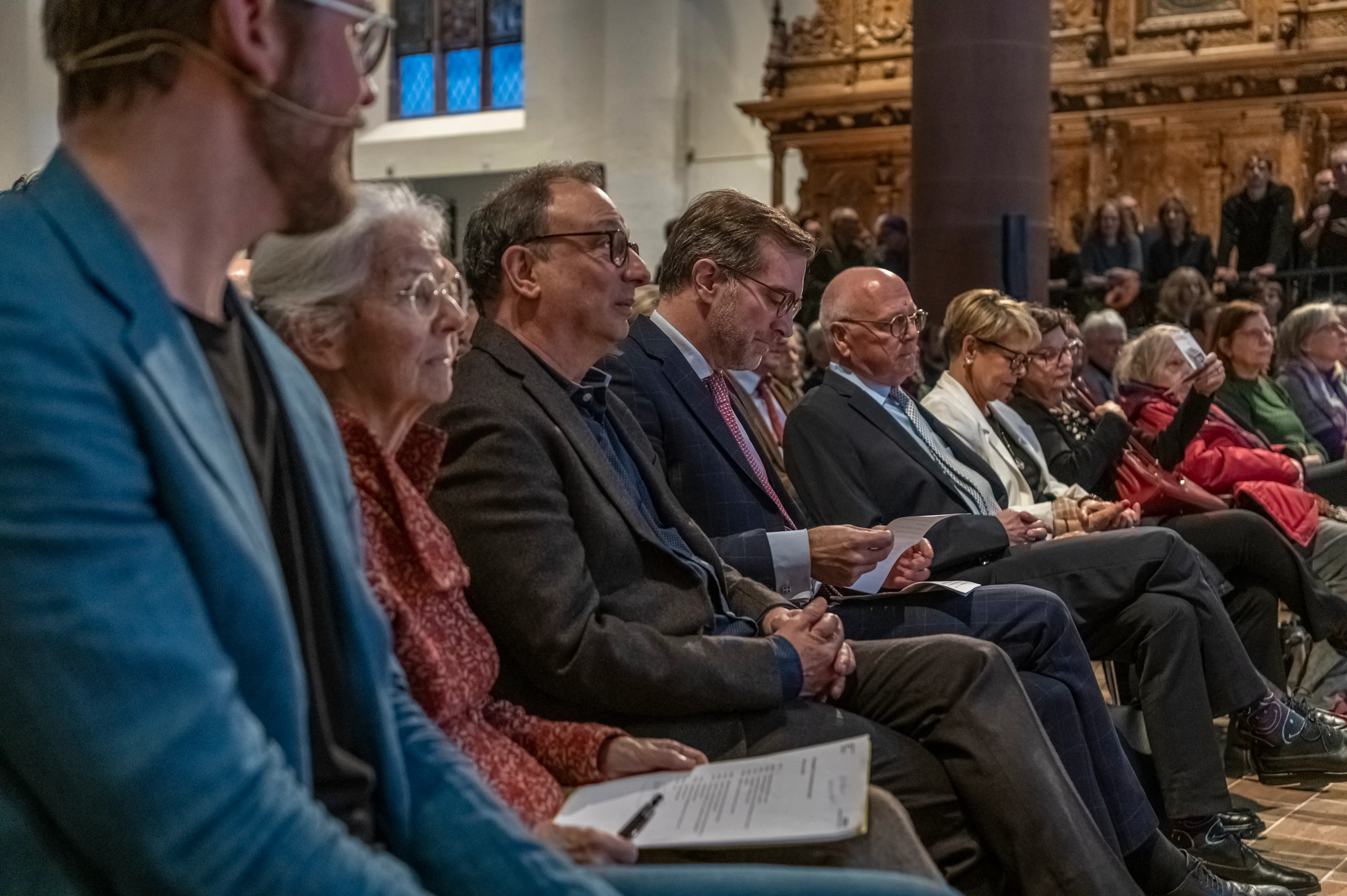 Die erste Reihe im Publikum mit Benedikt Meyer, Regina Wecker, Patrick Kury und so weiter.