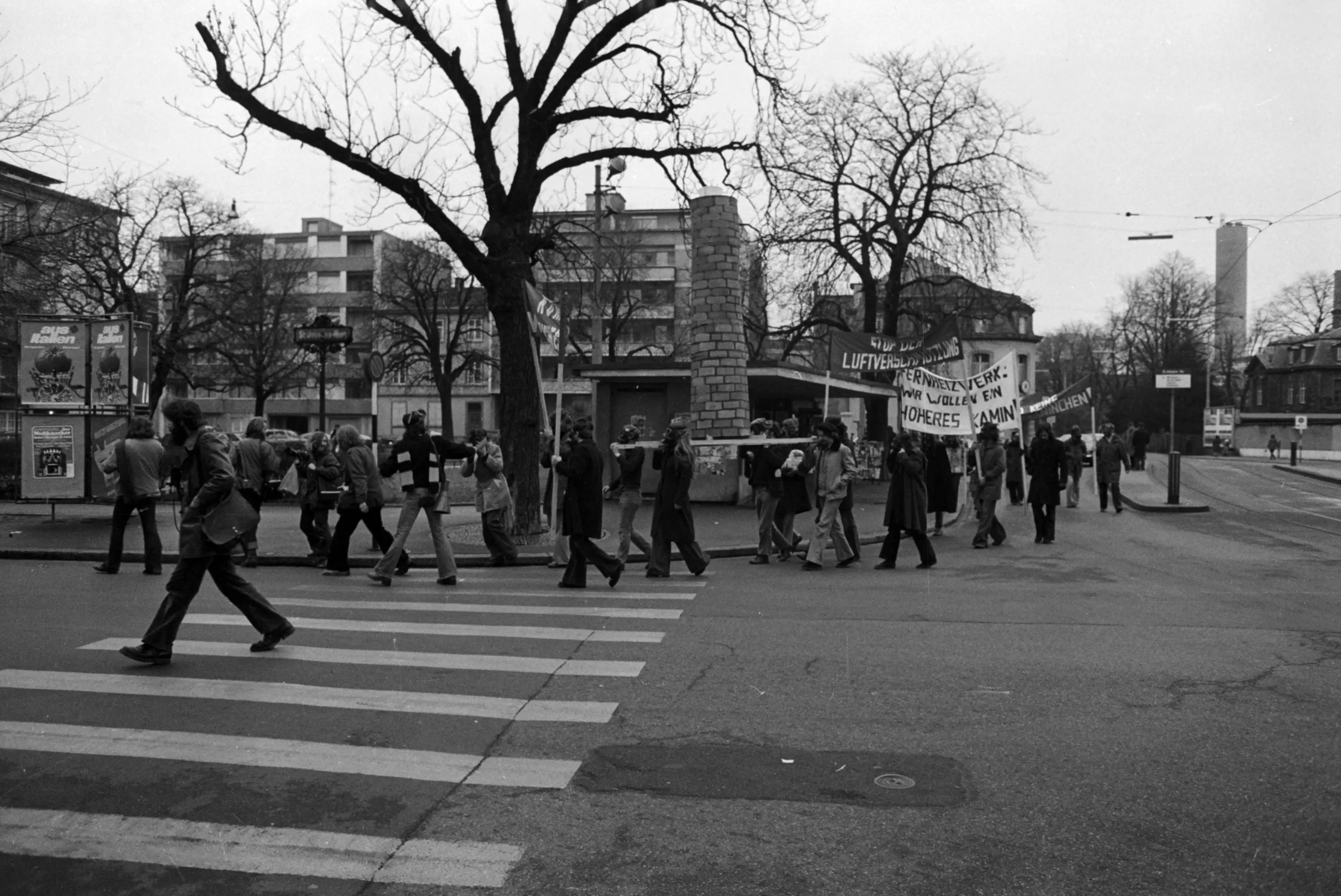 Aufnahmen von einer Demonstration des Komitees Wohnliches St. Johann im April 1976.
