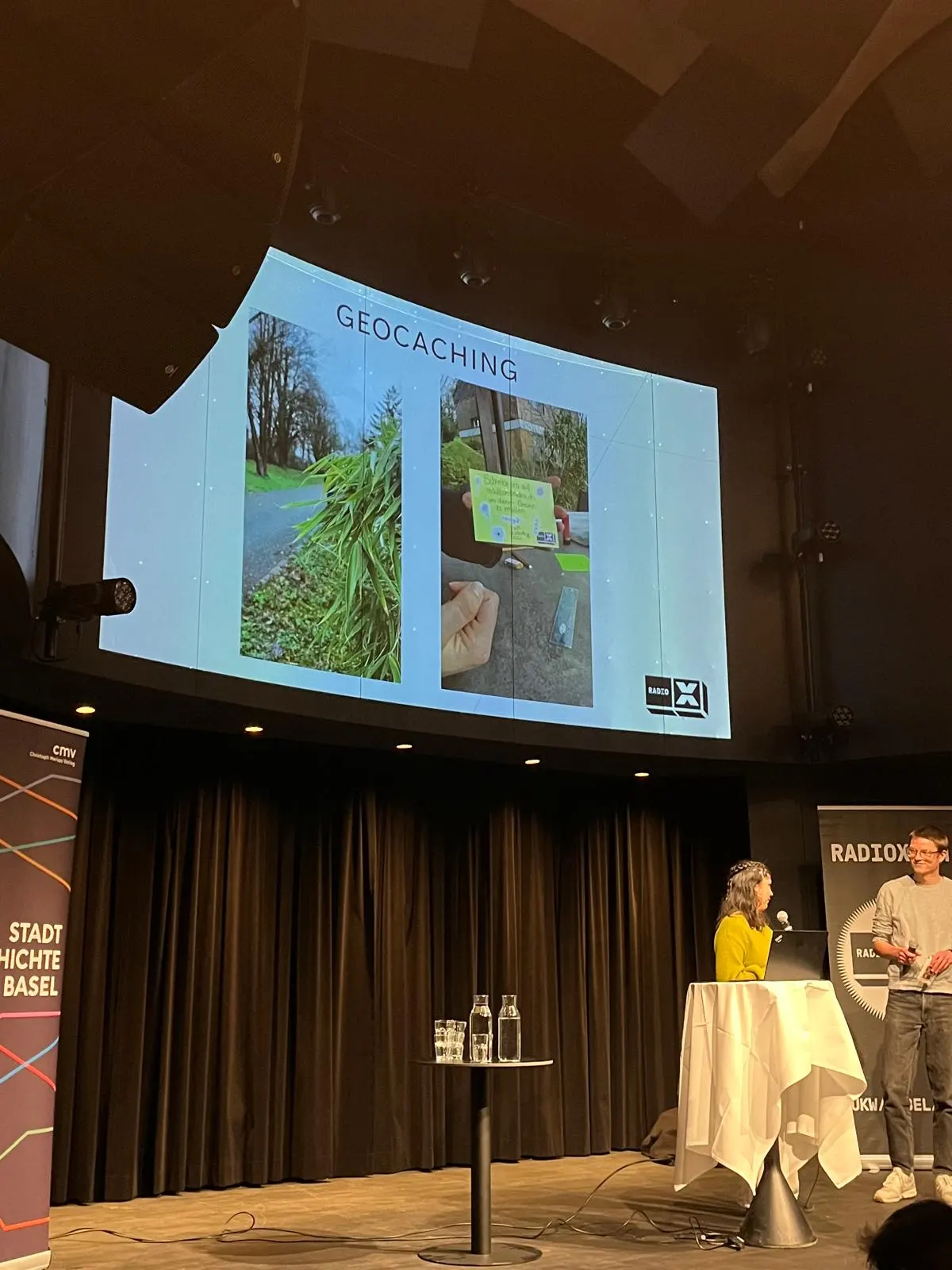 Die Moderator*innen von RadioX an der Vernissage von Band 8 und 9.