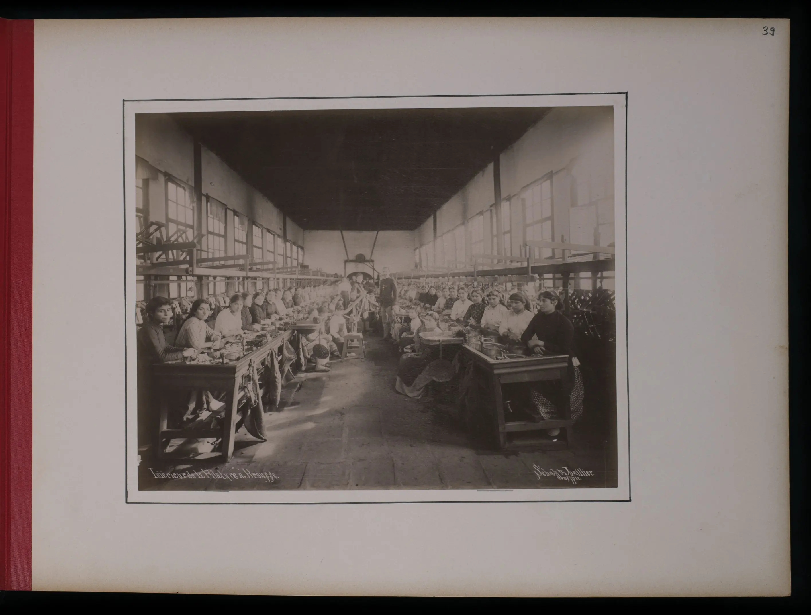 Fotographie einer mechanisierten Seidenspinnerei in Bursa, um 1887.